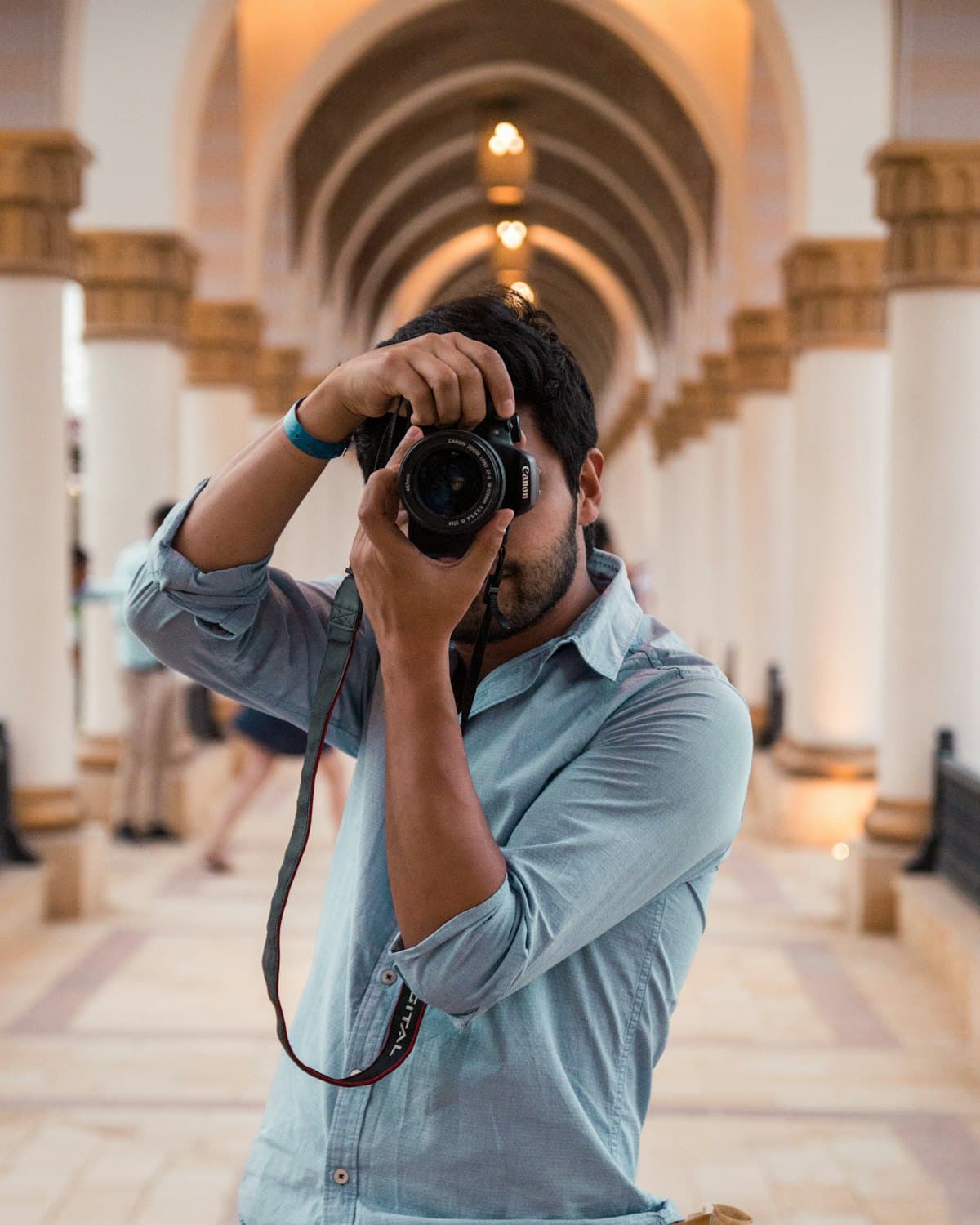 Fotógrafo profesional con cámara réflex