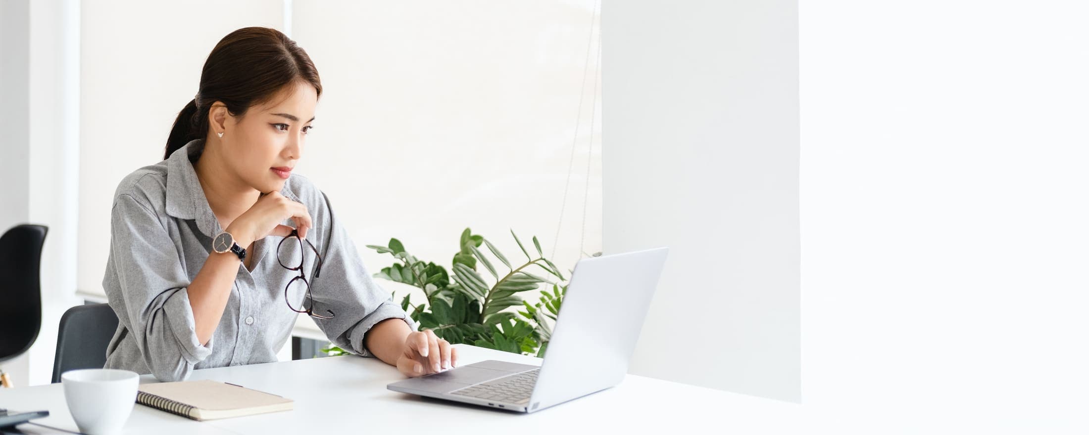 Profesional transmitiendo confianza y cercanía en su web