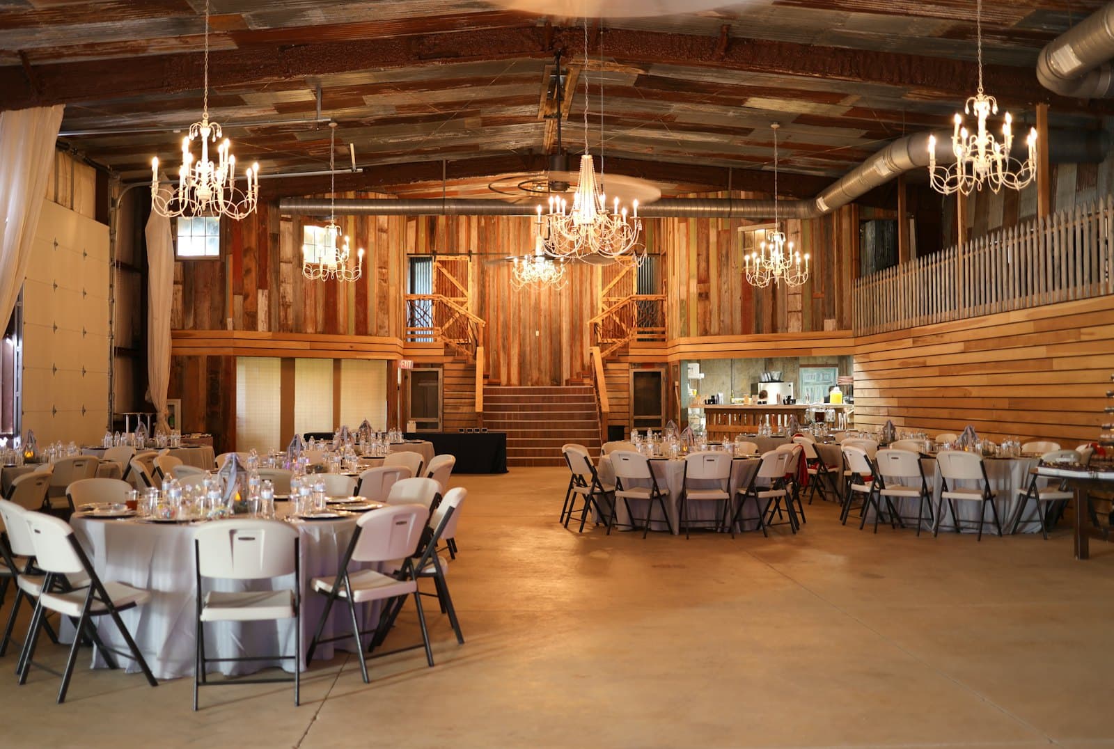 Salón de banquete de boda con lámparas de araña