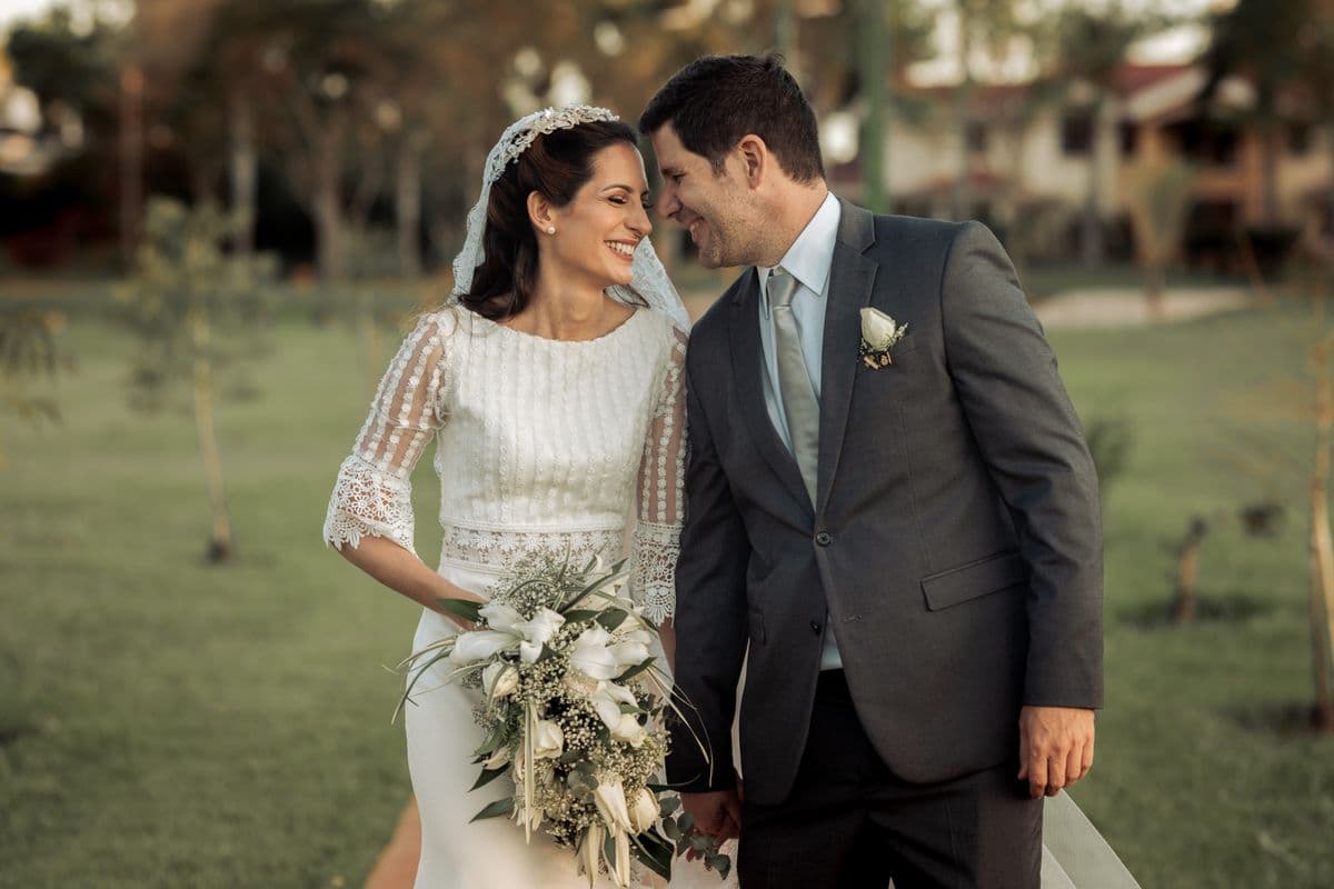 Pareja feliz el día de su boda gracias a una organización impecable